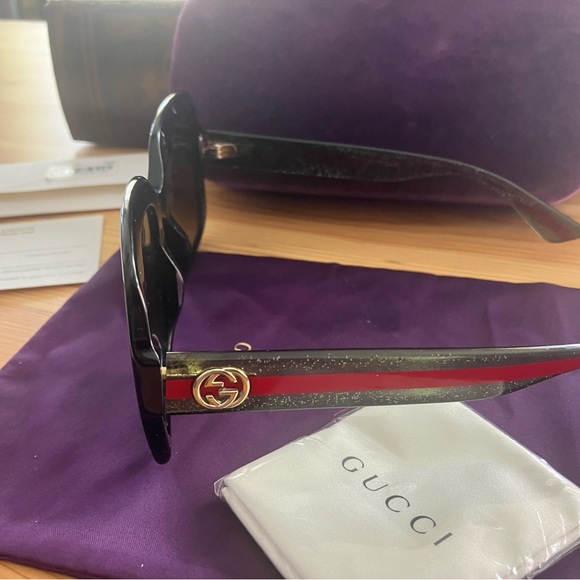 Gucci sunglasses w/case - Picture 5 of 6